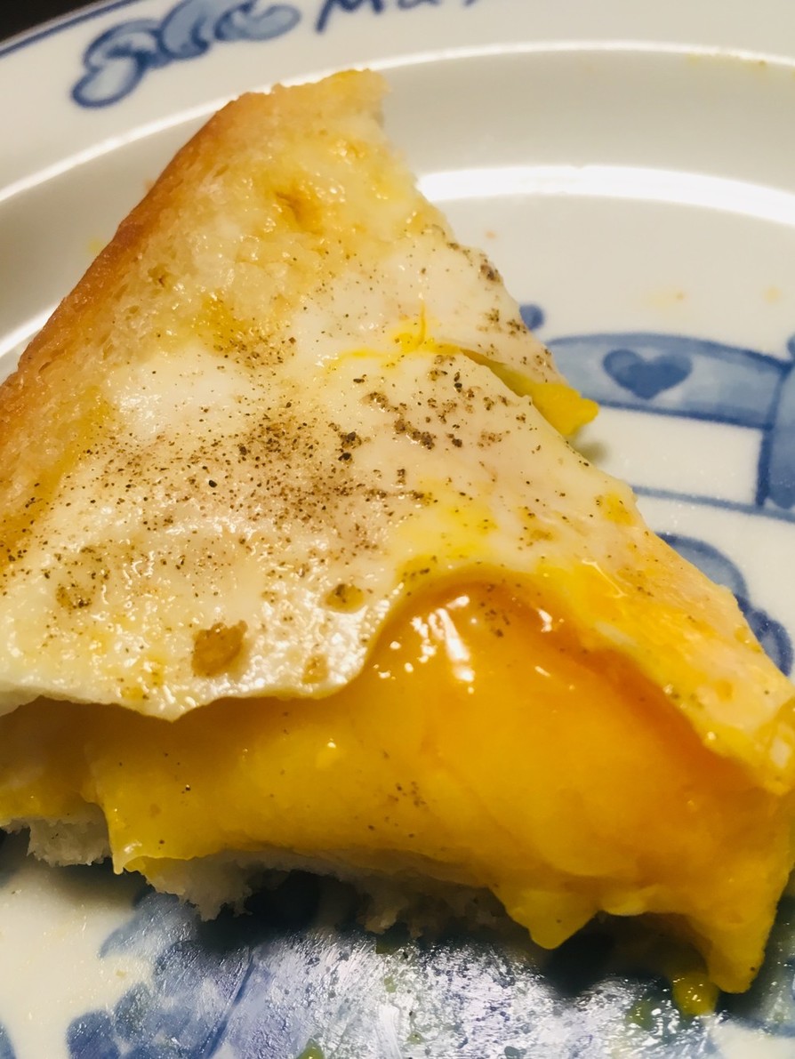 くり抜き食パンの卵チーズハムトーストの画像