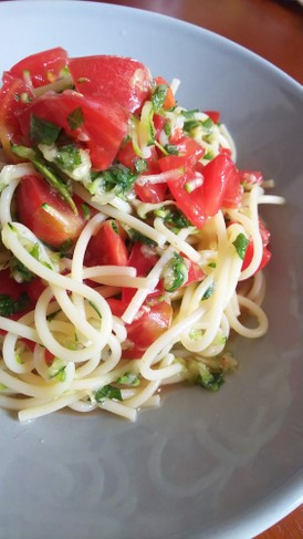ズッキーニとトマトの青じそ冷製パスタ