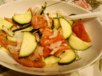 ズッキーニ、トマト、玉ねぎのサラダの写真