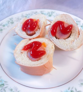 朝職に!ロールパンで ソーセージ巻き