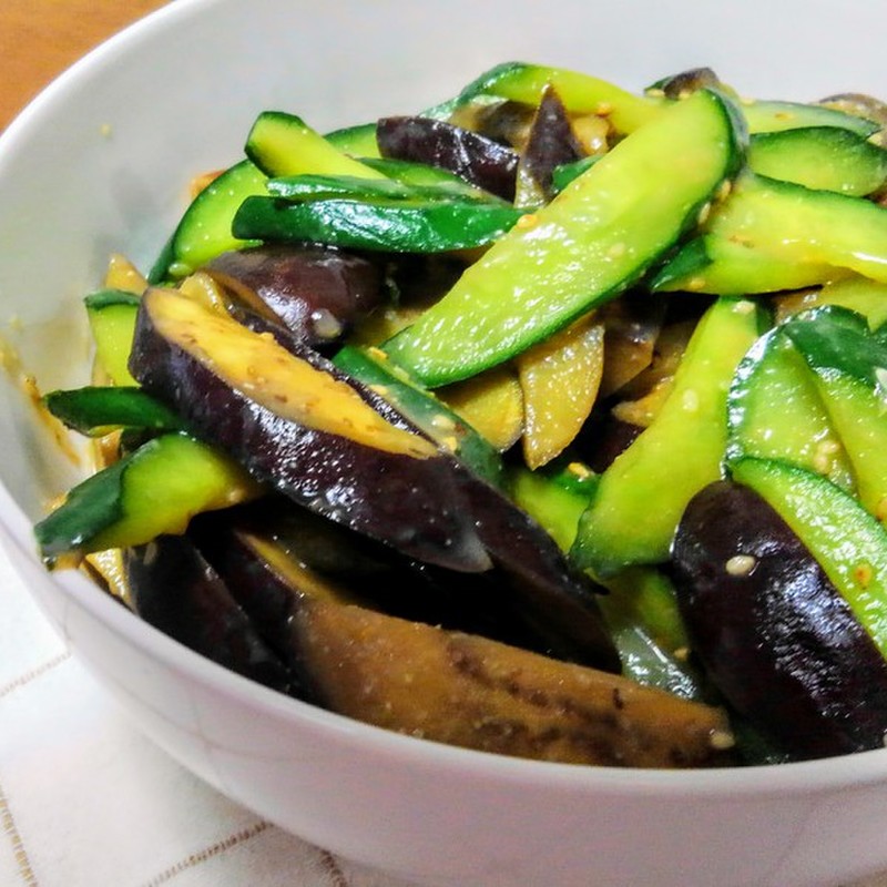 スパイシーなキュウリのサラダのレシピ