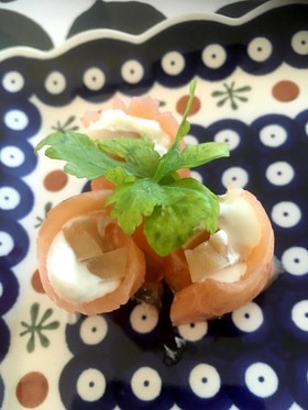 スモークサーモンのたくあんクリチー巻き