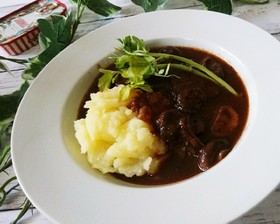 保温調理でホロホロ♪牛すね肉の赤ワイン煮