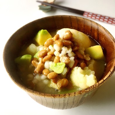 もち麦と納豆の食べる味噌汁の写真