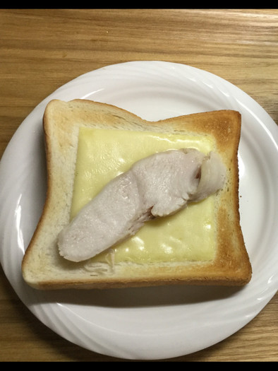 鶏ハムをのせたチーズトーストの写真