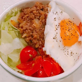 成形しないハンバーグそぼろで、ロコモコ丼