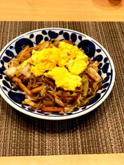 焼きそば ラードと魚粉の旨味 オム乗せの写真