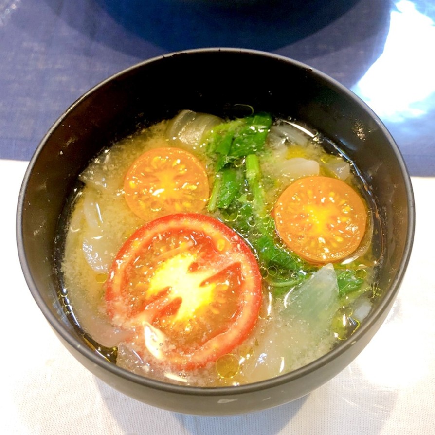 旬の夏野菜モロヘイヤとトマトのお味噌汁の画像