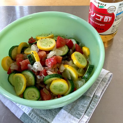 ズッキーニとトマトのカラフルサラダの写真