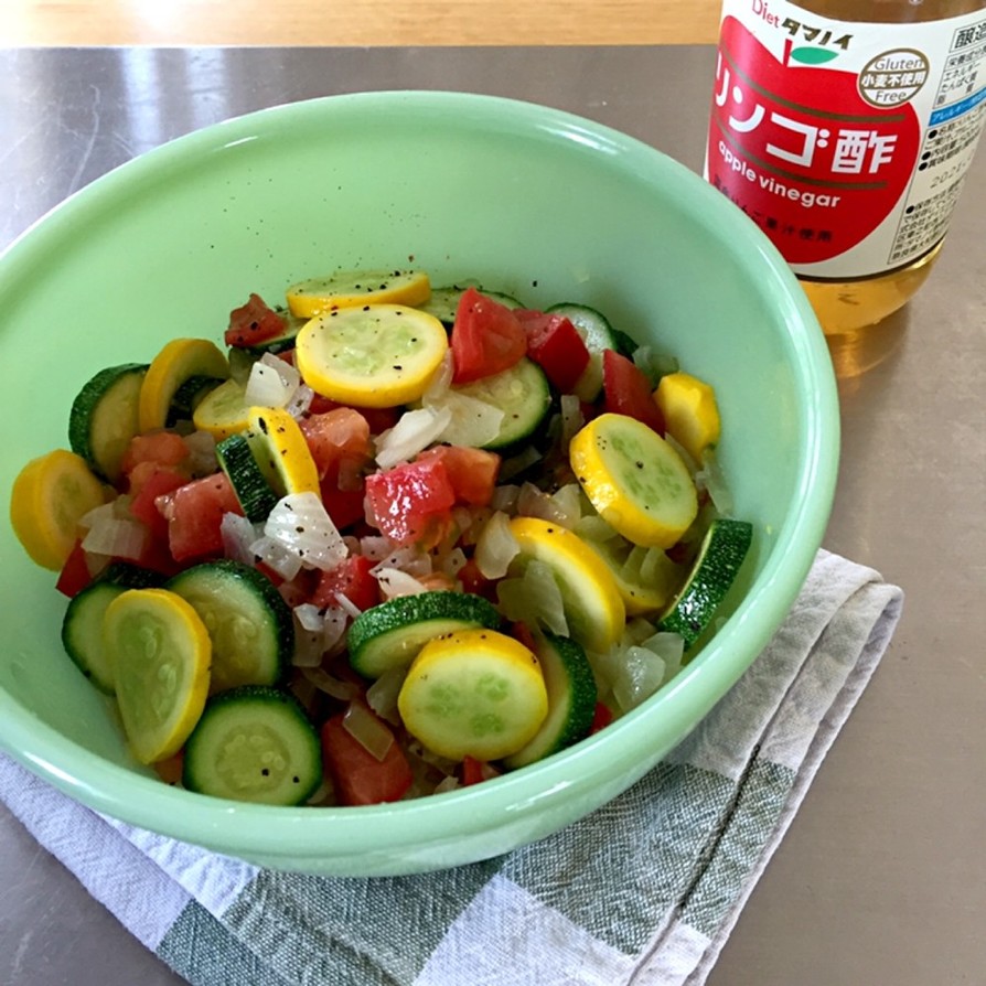 ズッキーニとトマトのカラフルサラダの画像