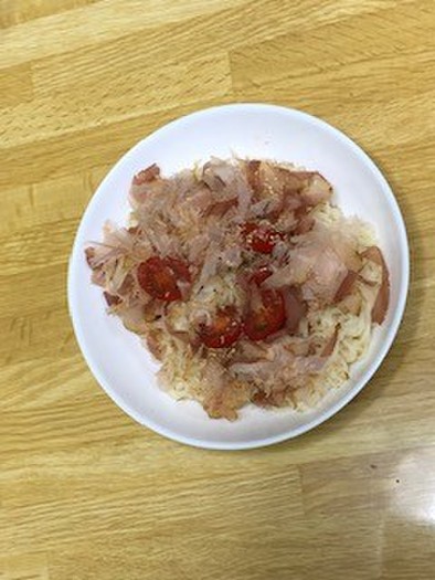 鰹節とトマトの冷やし和え麺の写真