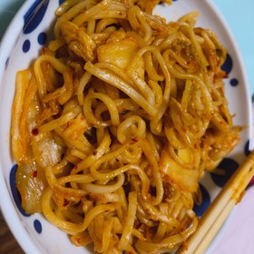 余りの麺だけでキムチ焼きそば
