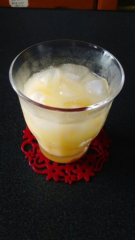 マンゴーと炭酸水のジュース