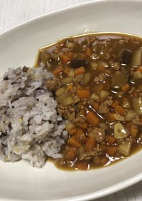 根菜と茄子、ひき肉のカレーと雑穀米