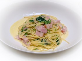 ほうれん草とベーコンのクリームパスタ