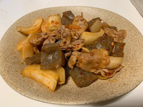 新たまと豚肉のピリ辛炒め。