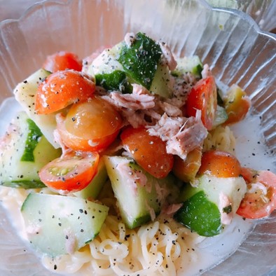 サッポロ一番で！胡瓜とトマトのサラダ冷麺の写真