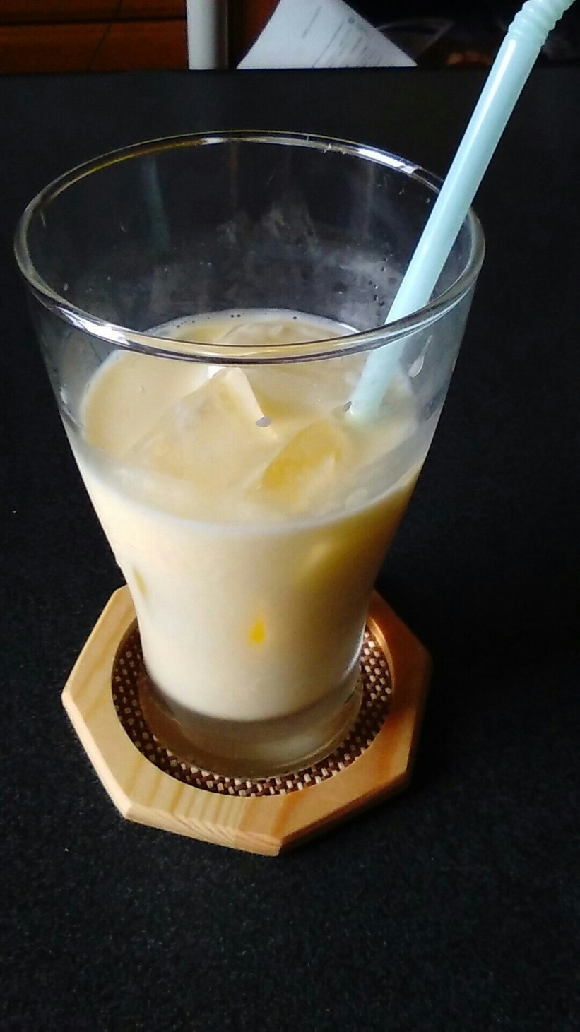 マンゴーと牛乳のジュースの画像