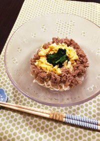 ツナそぼろ丼みたいな冷やしラーメン。