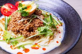 美人さんが食べる・冷やし豆乳担々麺