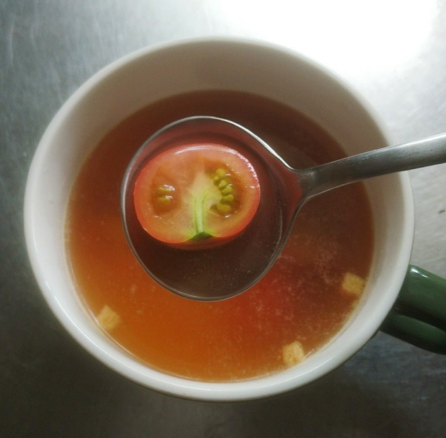 即席コンソメスープにプチトマトの画像