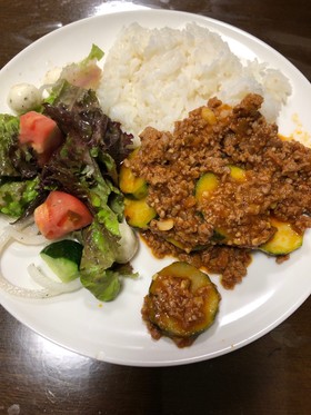 ズッキーニとひき肉のトマト煮込み