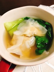 タイ風プリプリ海老ワンタンスープの写真