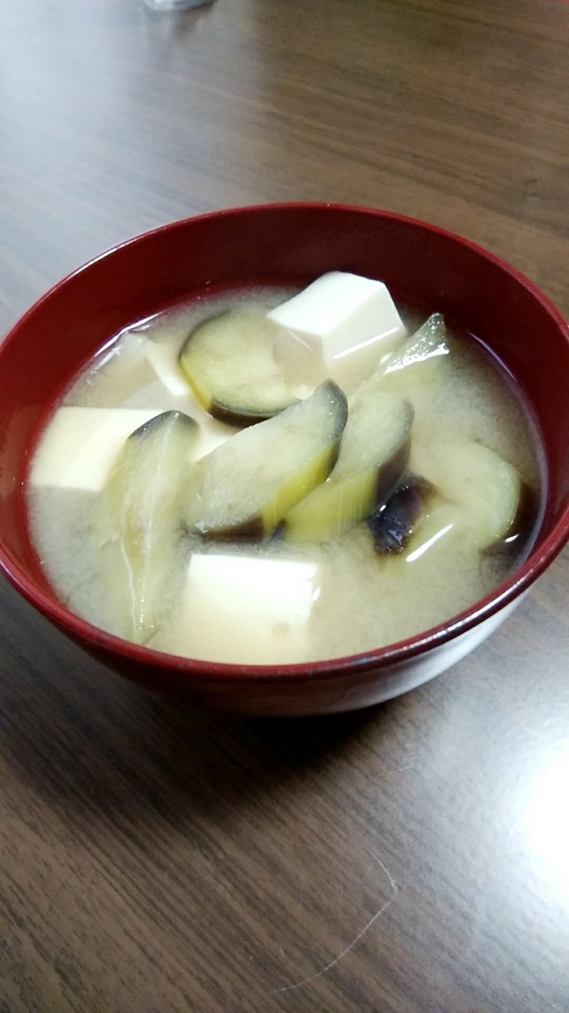 ナスとエノキと豆腐のお味噌汁の画像