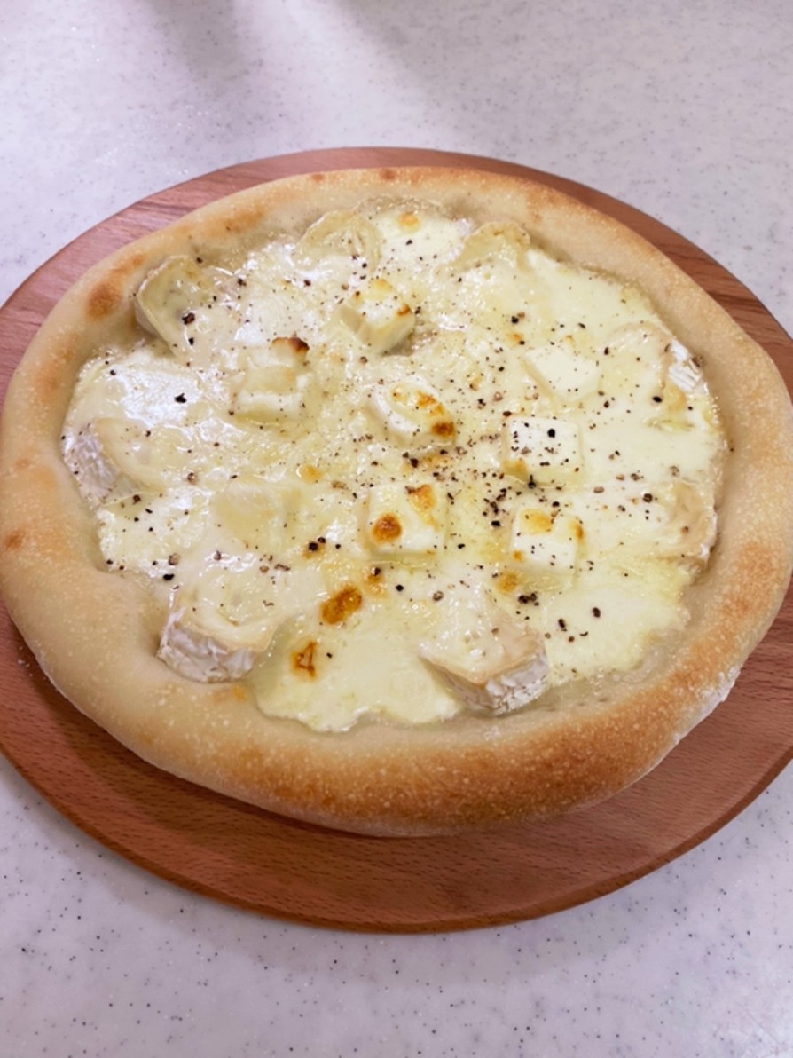 クワトロフォルマッジ４種チーズ米粉入ピザの画像