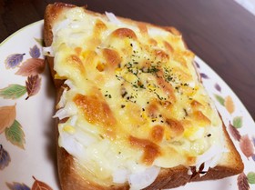 ピザ風味 タマゴとタマネギのチーズパン
