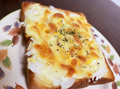 ピザ風味 タマゴとタマネギのチーズパンの写真