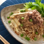 シーチキンとセロリの胡麻みそ豆乳ラーメンの写真