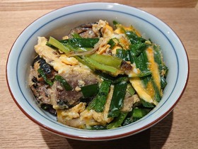 簡単☆いわしの水煮缶でニラとろ卵丼