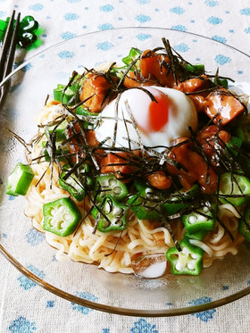 焼き鳥と温泉卵とオクラの冷やしあえ麺