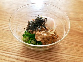 ダイエット中の1品!おくら納豆温玉乗せ