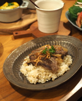 焼肉用お肉でガーリックライスのっけ丼