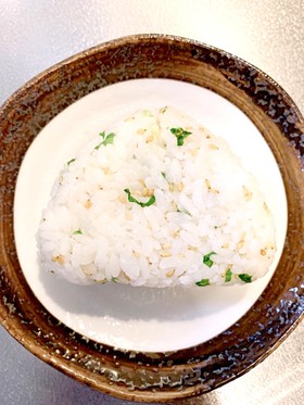 ごま油とお塩のやみつきおにぎり