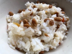バターしょうゆピラフと納豆ご飯
