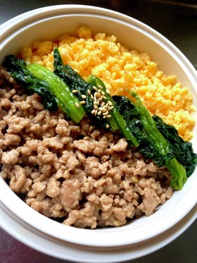 三色そぼろ丼