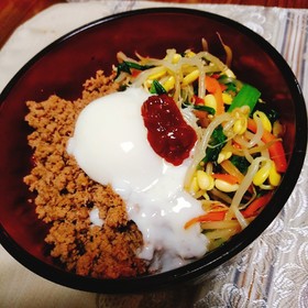 野菜を食べるビビンパ丼