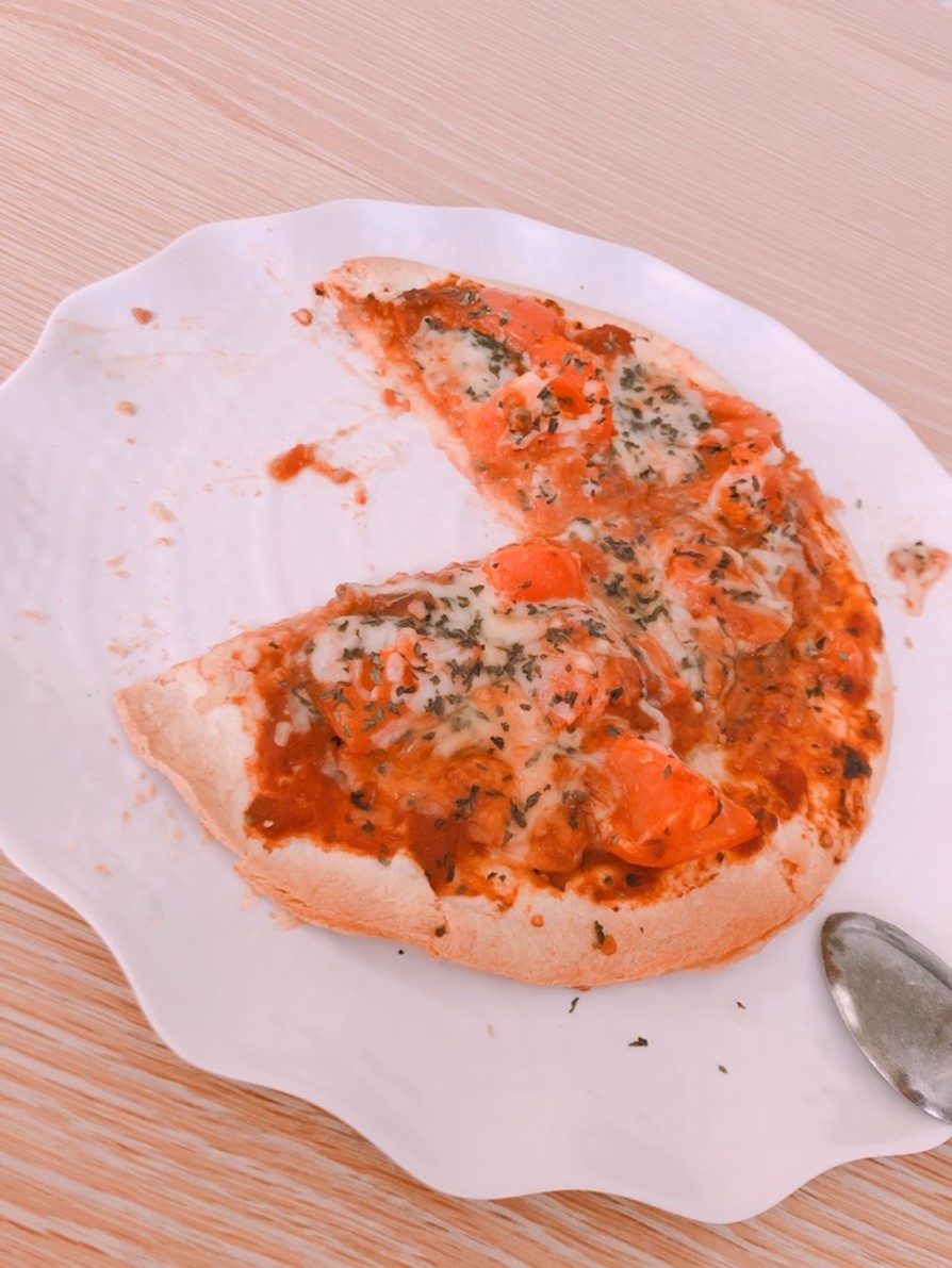 生地は買ったやつのトマトチーズピザの画像
