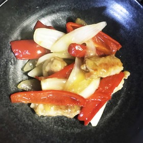 クルクル豚バラとパプリカの甘酢炒め