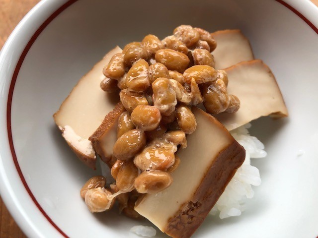 納豆とスモークとうふの丼の画像