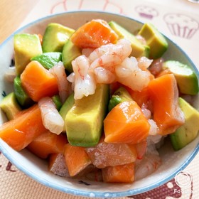 アボガドサーモン海老の白だし漬け丼