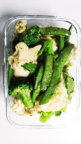 鶏むね肉と緑野菜のバジルソース炒め