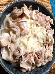 ココナッツミルクつゆで豚しゃぶうどんの写真