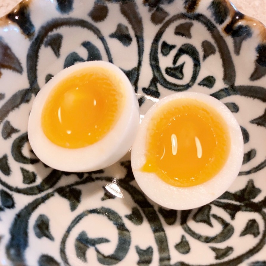 半熟塩味付きのゆで卵の画像