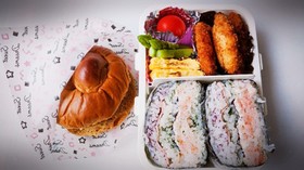 おにぎらずとチキンカツのお弁当