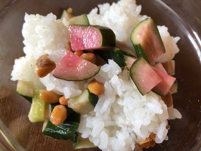 納豆とさくら大根風きゅうりのご飯の画像