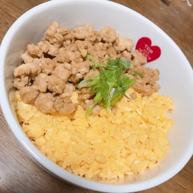鶏そぼろの三色丼
